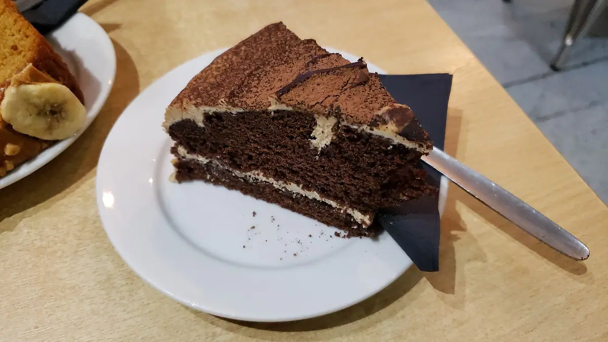 Lyn's Cake Corner – cake shop in Dudley town centre